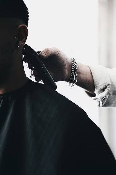 Rasatura Capelli A Macchinetta e Definizione Barba